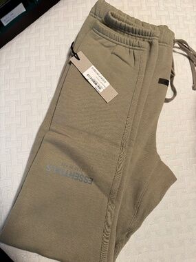 ESSENTIALS x FEAR OF GOD SWEATPANTS, SZ M, BRAND NEW